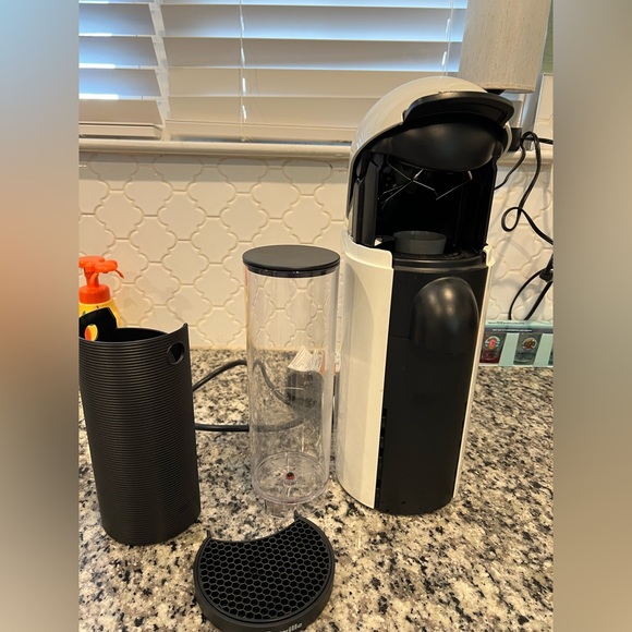 Nespresso Breville VertuoPlus Coffee Maker Excellent Condition - Picture 3 of 8